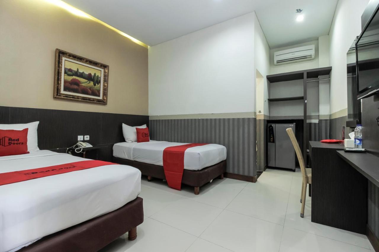 Reddoorz Plus @ Tuparev Cirebon Hotel Exterior photo